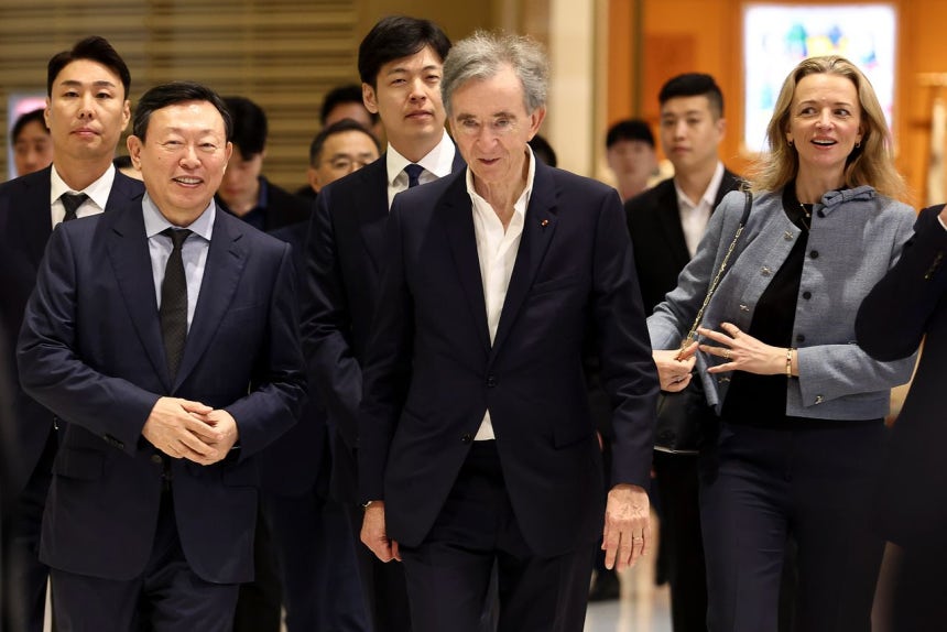 モエ・ヘネシー・ルイ・ヴィトン（LVMH）のベルナール・アルノー会長（中央）が2023年に娘でクリスチャン・ディオールCEOのデルフィーヌ・アルノー氏がロッテグループの辛東彬会長（左）とともに蚕室ロッテタワーに入っている。［写真 聯合ニュース］