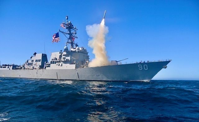 米海軍駆逐艦から発射されるトマホーク巡航ミサイル ［写真 米海軍］