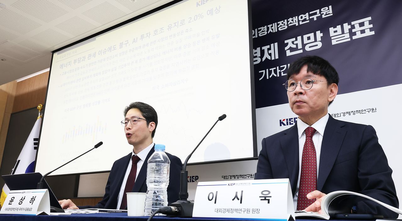  対外経済政策研究院の李時昱院長とユン・サンハ国際マクロ金融室長が12日に政府世宗庁舎で2026年世界経済見通しを発表している。［写真 ニュース1］