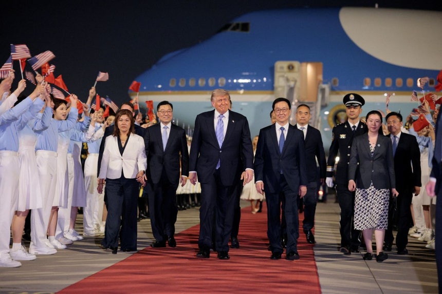 ドナルド・トランプ米大統領が13日、中国・北京の首都国際空港に到着し、韓正・国家副主席と共に歩いている。トランプ大統領は出国前、「台湾への武器売却問題を議論するつもりであり、習近平主席との個人的な親交が中国の台湾侵攻を阻止するだろう」と述べた。ロイター＝聯合ニュース