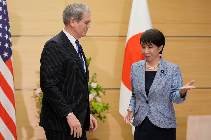 都内の首相官邸で12日、高市早苗首相（右）とスコット・ベッセント米財務長官（左）が会談に臨む準備をしている。EPA＝聯合ニュース