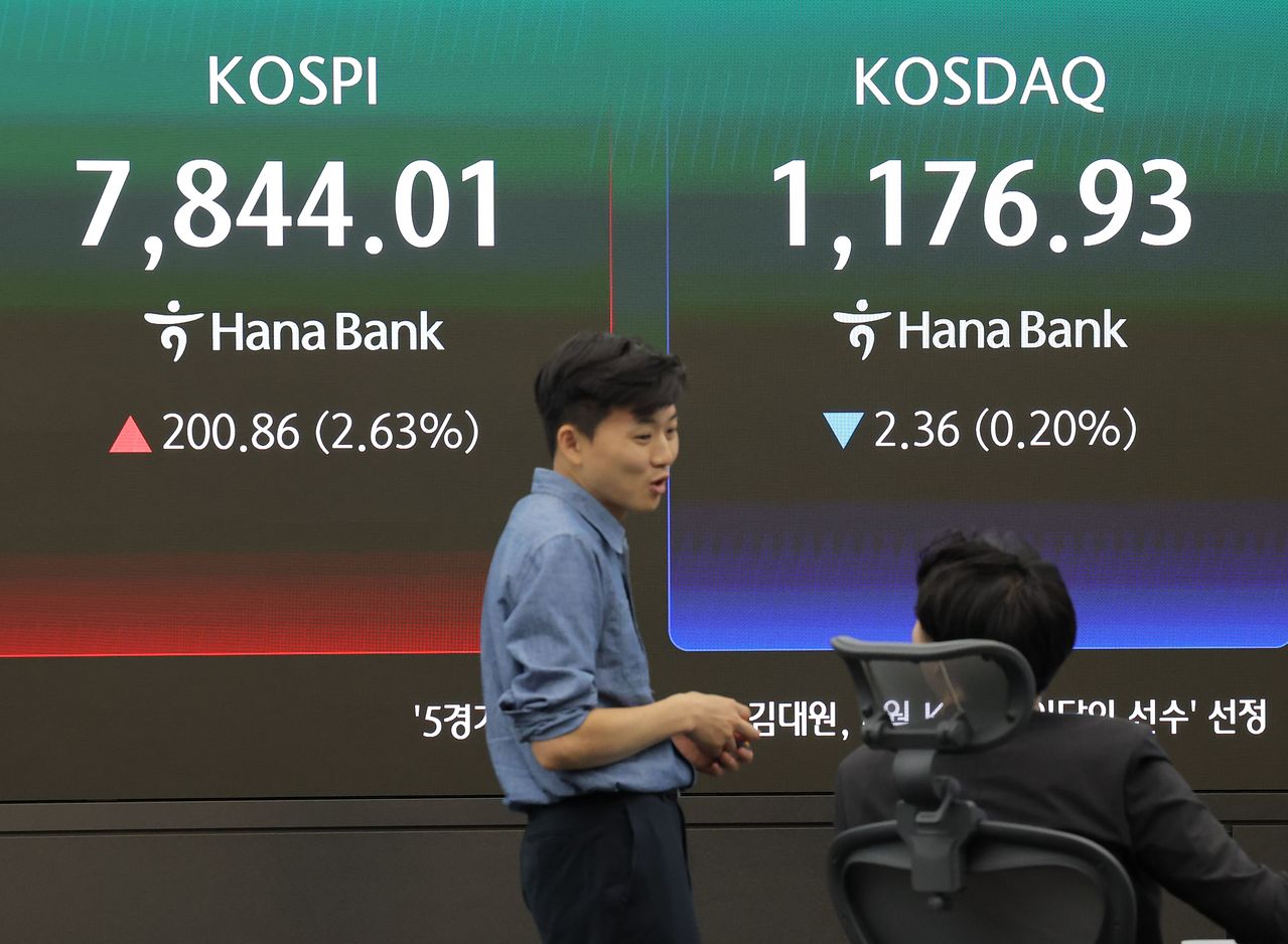 KOSPI（韓国総合株価指数）が7844．01で過去最高値を更新した13日、ソウルのハナ銀行ディーリングルームでディーラーが業務を行っている。［写真 聯合ニュース］