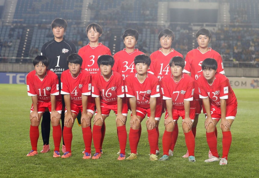 2025年11月15日にミャンマーのヤンゴンで開かれたミャンマーとの試合に先立ちポーズを取る北朝鮮のネゴヒャン女子サッカー団。［写真 EPA＝聯合ニュース］