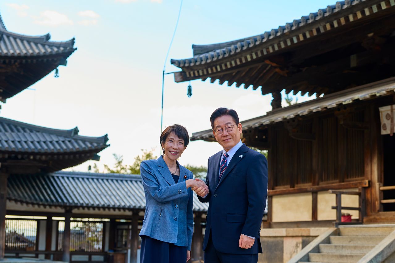 1月14日、奈良県にある法隆寺で、李在明（イ・ジェミョン）韓国大統領と高市早苗首相が握手を交わしている。チョン・ミンギュ記者