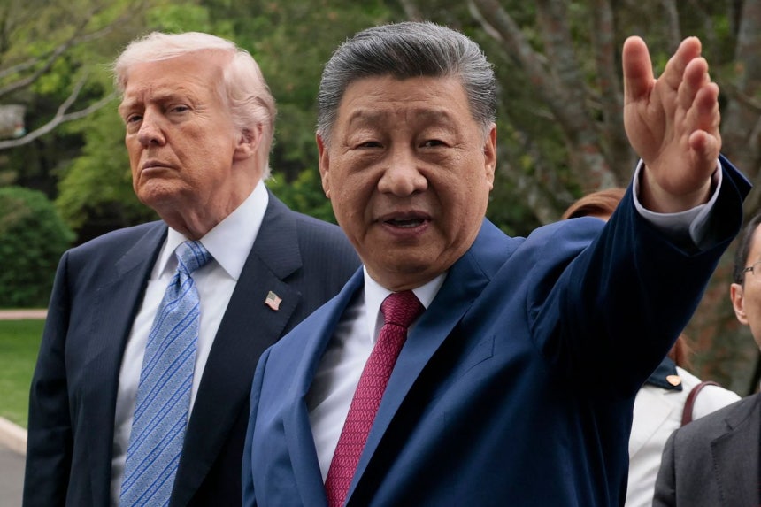 15日、北京・中南海庭園を訪問した習近平中国国家主席（右）が、ドナルド・トランプ米大統領（左）との会談で身ぶりを交えて話している。［AFP＝聯合ニュース］