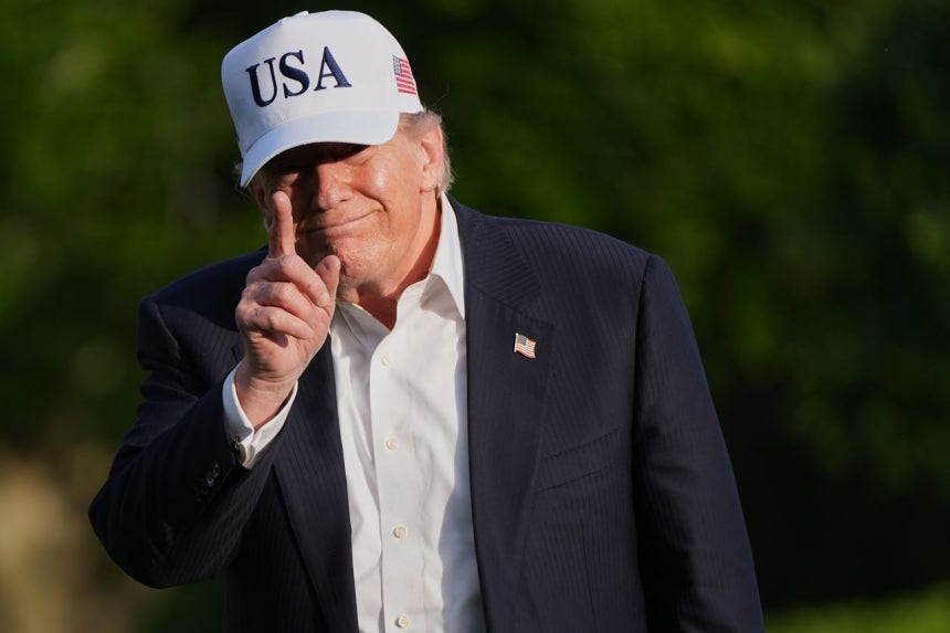 15日、中国の習近平国家主席との首脳会談を終え、北京から戻ったドナルド・トランプ米大統領が、ワシントンのホワイトハウス南庭を歩いている。AP＝聯合ニュース