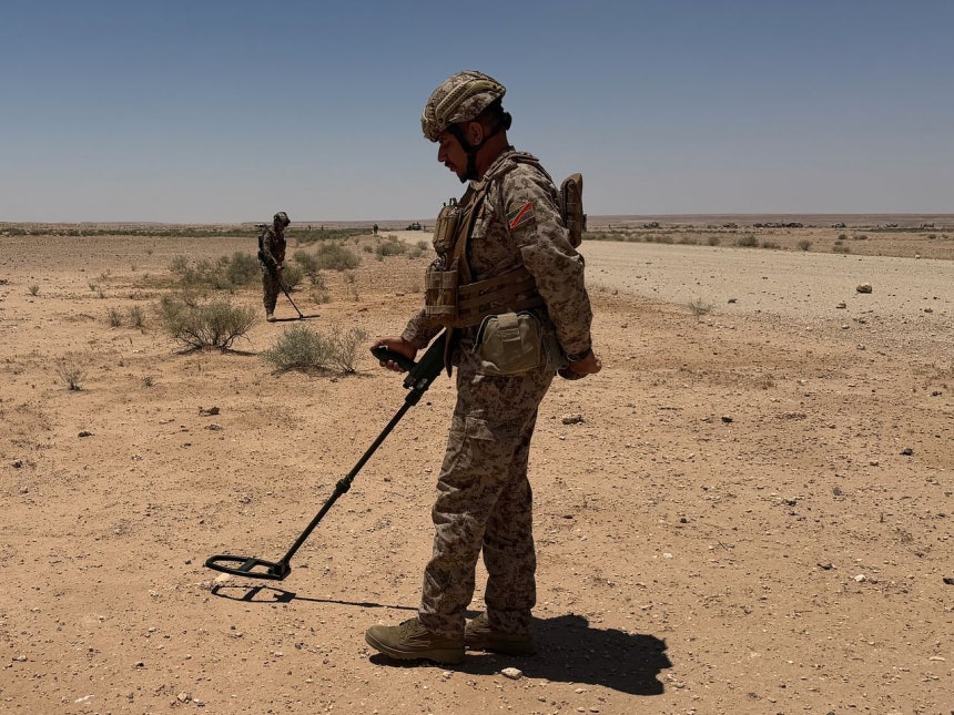17日、イラク軍がイスラエル軍の無断駐留疑惑が提起された地域を調査している。［写真 AP＝聯合ニュース］