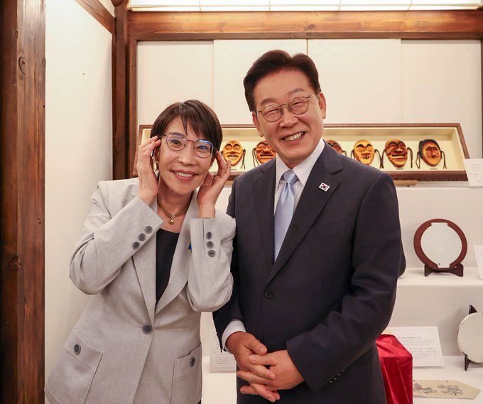 李在明（イ・ジェミョン）大統領（右）と高市早苗首相 ［X キャプチャー］