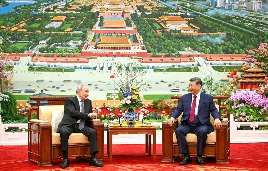 ロシアのウラジーミル・プーチン大統領（左）と中国の習近平国家主席が20日、北京の人民大会堂で茶を飲みながら対話している。AFP＝聯合ニュース