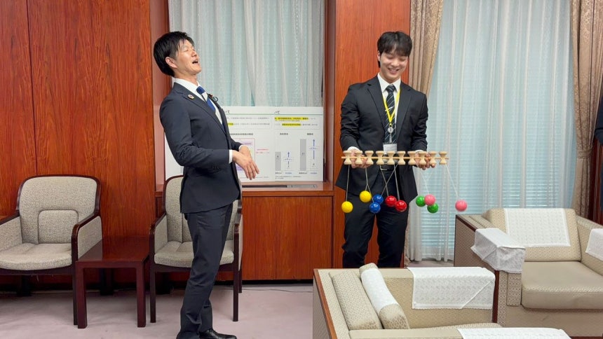  韓国人シェフをけん玉遊びに誘った後、笑っている鈴木農水相。ユ・ソンウン記者