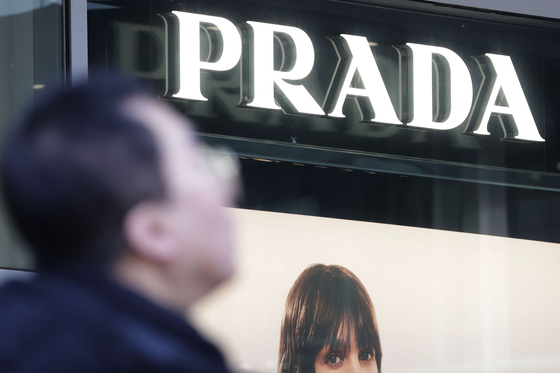 デパートに入店しているプラダの店舗。［写真 聯合ニュース］