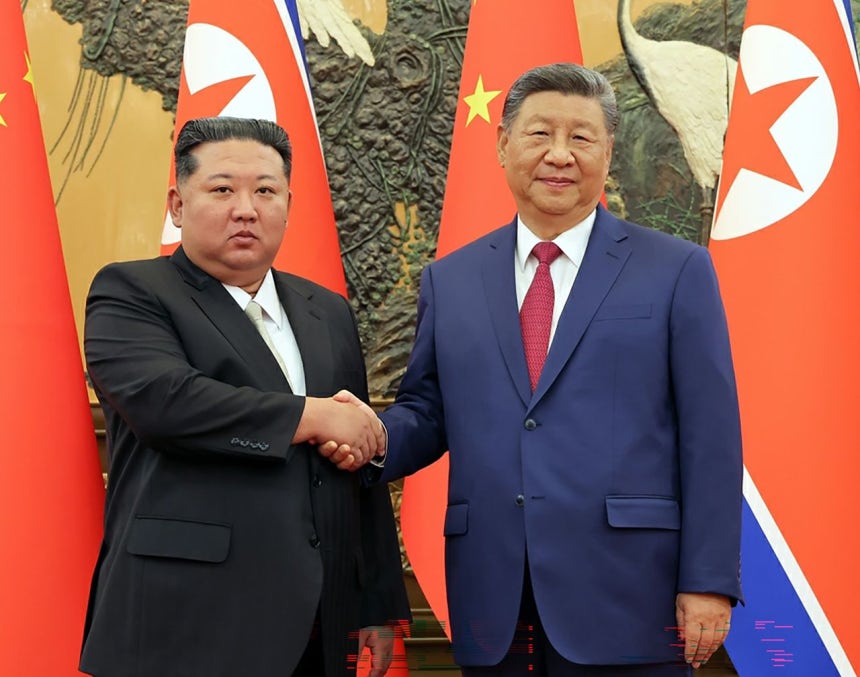 金正恩（キム・ジョンウン）北朝鮮国務委員長（左）が昨年9月4日、中国・北京の人民大会堂で習近平中国国家主席（右）と握手をしている。ニュース1