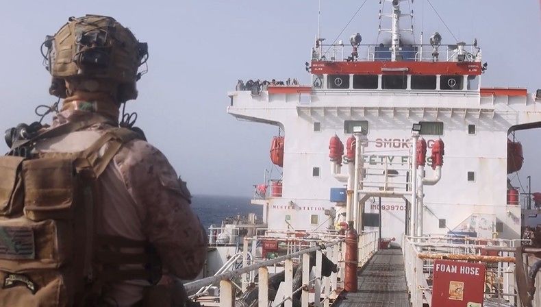 米軍中央軍（CENTCOM）は20日（現地時間）、ホルムズ海峡で米海兵隊がイラン国籍のタンカーに乗り込み、捜索する場面を動画で公開した。［写真 CENTCOM X キャプチャー］
