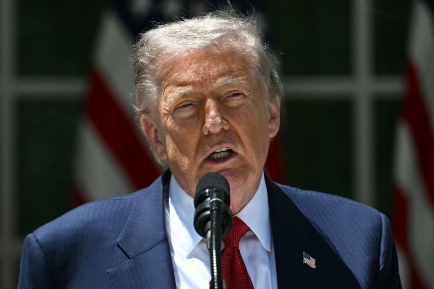 トランプ米大統領が8日、ホワイトハウスで演説している。トランプ大統領は23日にイランとの終戦に向けた協定が「最終検討段階だけ残している」と明らかにした。［写真 AFP＝聯合ニュース］