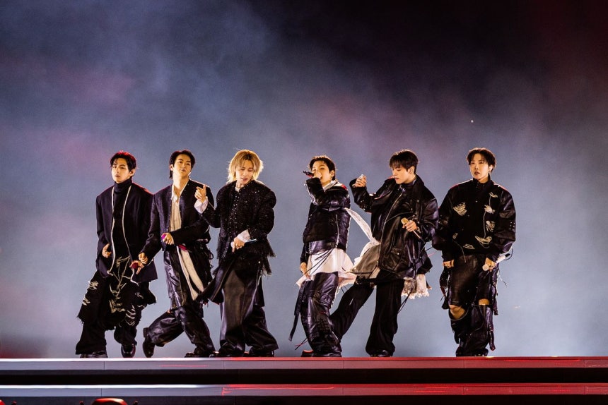 BTSが3月21日にソウルの光化門広場でBTSカムバックライブ公演をしている。ブルームバーグは光化門での公演がもたらす経済的波及効果を約1億7700万ドルと試算した。［写真 ビッグヒットミュージック、ネットフリックス］