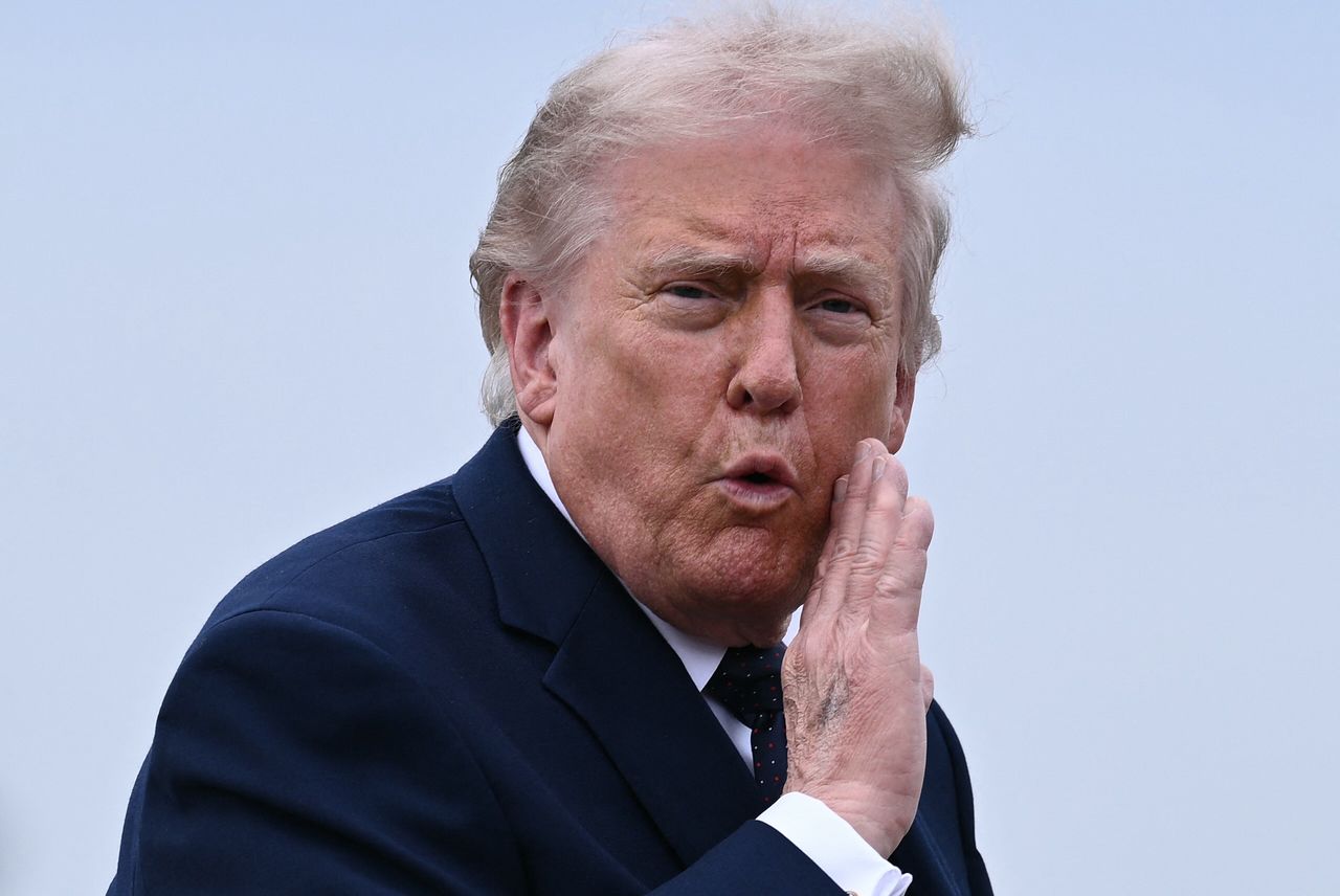 ドナルド・トランプ米大統領が22日（現地時間）、ニュージャージー州モリスタウン空港で専用機に搭乗するため移動している。［AFP＝聯合ニュース］