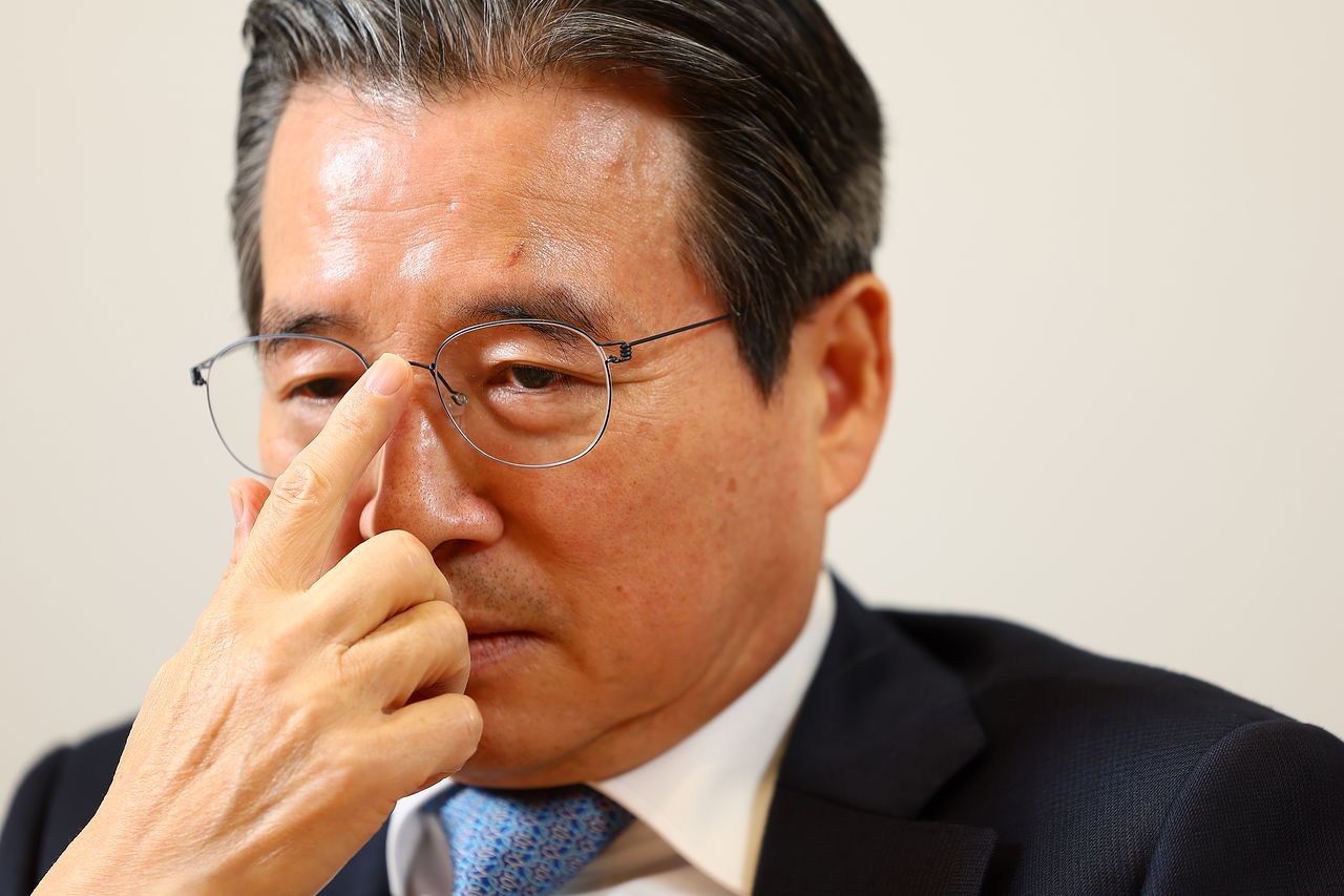 韓国の金容範（キム・ヨンボム）大統領室政策室長。キム・ヒョンドン記者