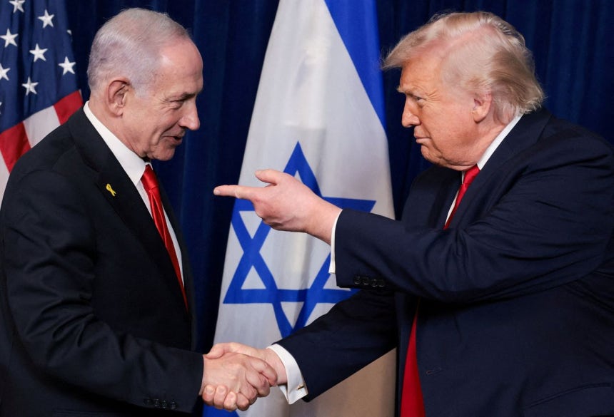 昨年12月29日、米国のドナルド・トランプ大統領（右）とイスラエルのベンヤミン・ネタニヤフ首相が、米フロリダ州パームビーチにあるトランプ大統領のマールアラーゴで会談を終えた後に開かれた記者会見で握手を交わしている。ロイター＝聯合ニュース