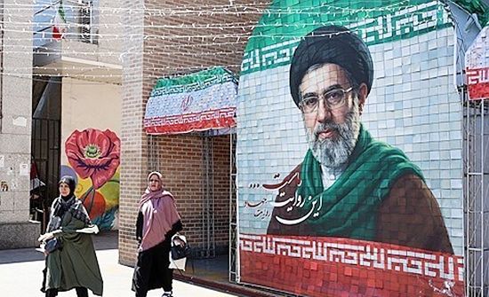 モジタバ・ハメネイ師の姿が描かれたイランの首都テヘランのある街頭。EPA＝聯合ニュース
