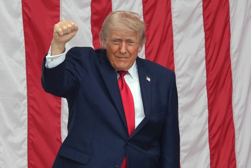 トランプ米大統領が25日にアーリントン国立墓地で開かれたメモリアルデー念式で演説中に観客席に向かって拳を振り上げている。［写真 AP＝聯合ニュース］