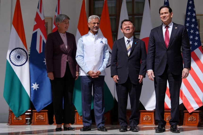 26日（現地時間）、インド・ニューデリーで開かれたクアッド（Quad）外相会議で、オーストラリアのペニー・ウォン外相（左から）、インドのS・ジャイシャンカル外相、日本の茂木敏充外相、米国のマルコ・ルビオ国務長官が記念撮影に応じている。［ロイター＝聯合ニュース］
