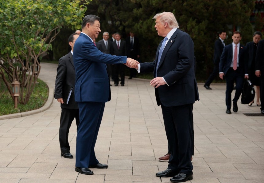 15日、中国・北京で行われた米中首脳会談で、中国の習近平国家主席がドナルド・トランプ米大統領と握手している。習主席はトランプ大統領と握手するたび、自身の手を上に持っていこうとするしぐさを繰り返した。［ロイター＝聯合ニュース］