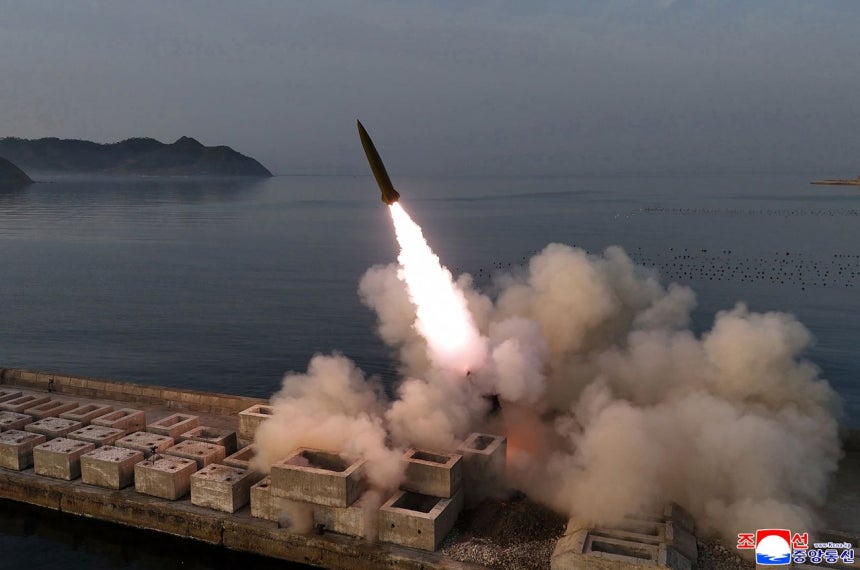 北朝鮮が短距離地対地弾道ミサイルのクラスター弾頭の威力を評価する試験発射に成功したと発表した。朝鮮中央通信は20日「ミサイル総局は19日、改良された地対地戦術弾道ミサイル『火星（ファソン）11ラ』型の戦闘部（弾頭）の威力を評価するための試験発射を実施した」と報じた。［聯合ニュース］