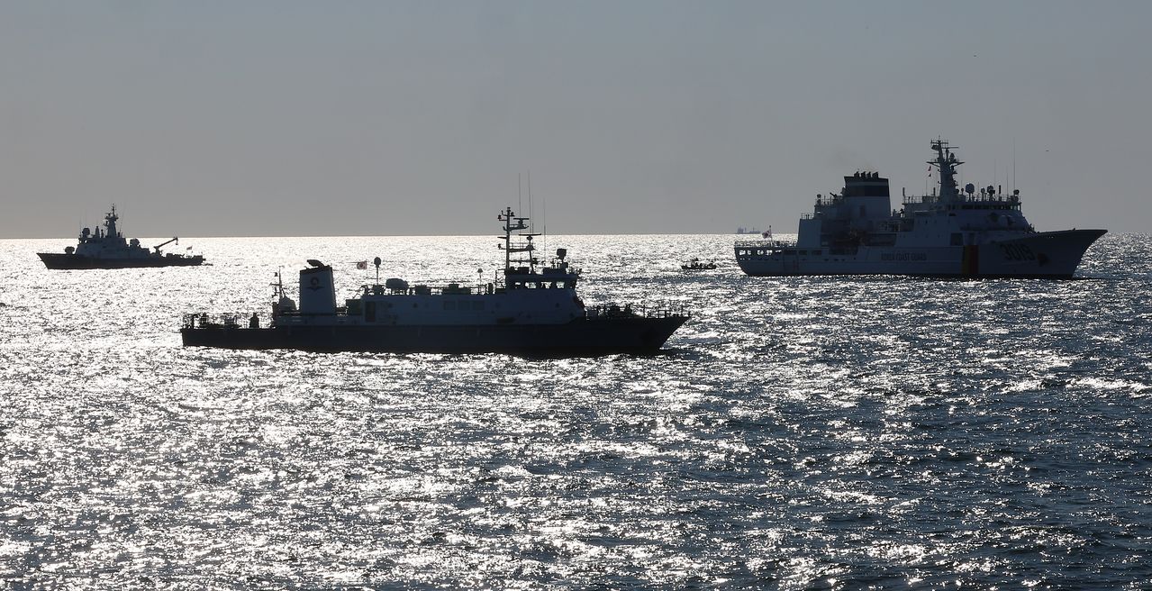 西海（ソへ、黄海）の特定海域で、韓国の海洋警察が違法操業する中国漁船を対象にした特別取り締まり合同訓練を行っている様子（※記事とは関係のない写真）。［聯合ニュース］