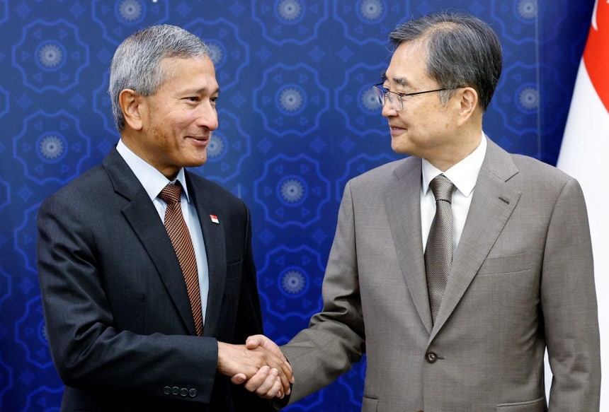 韓国の趙顯（チョ・ヒョン）外交部長官が28日午前、ソウル市鍾路区社稷路（チョンノグ・サジンノ）の政府ソウル庁舎別館外交部で、シンガポールのビビアン・バラクリシュナン外相との会談を前に握手をしている。ニュース1