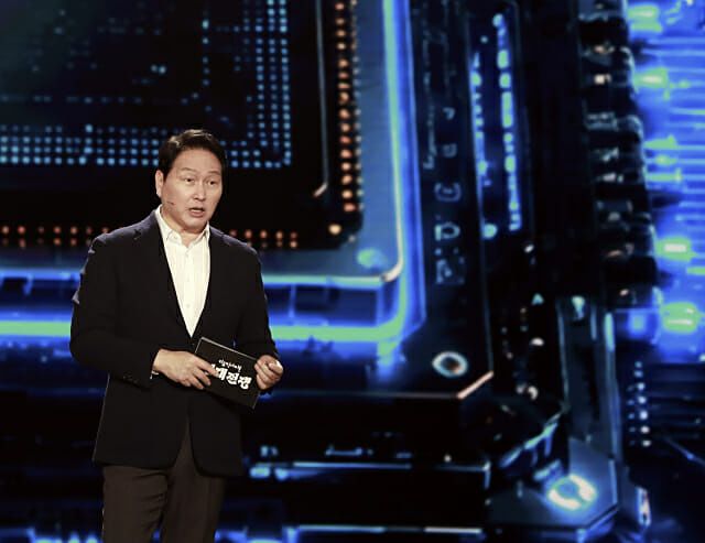 SKグループの崔泰源（チェ・テウォン）会長が28日に放送されたKBS（韓国放送公社）ドキュメンタリー『ドキュインサイト－人材戦争2：崔泰源の答え』に出演し、AI人材像について講演している。［写真 SKグループ］