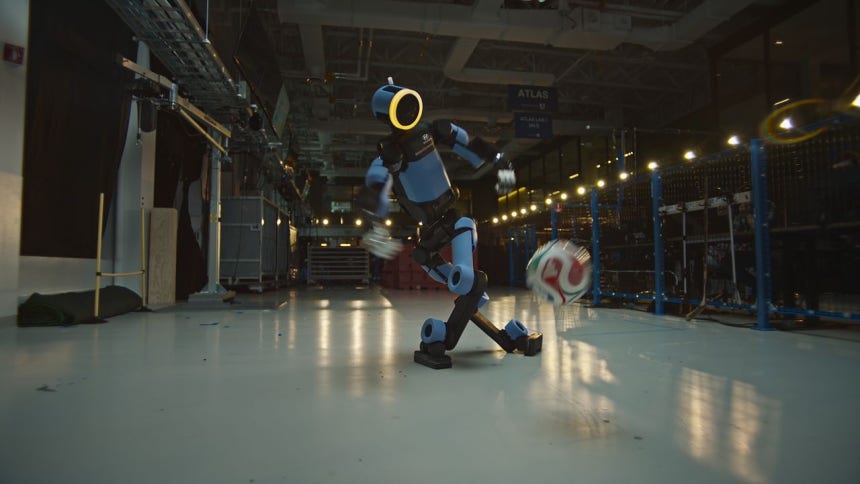 現代自動車は2026年北中米W杯を控え、ヒューマノイドロボット「アトラス」がサッカーの練習をするキャンペーン映像を公開した。5編にわたる練習過程を収めた映像の中でアトラスはディフェンスを欺く「ゴーストラボーナ」キックを成功させた。 ［写真 現代車グループ］