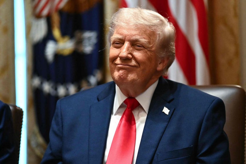 トランプ米国大統領が27日、ホワイトハウスで開かれた閣議に参加している。［写真 AFP＝聯合ニュース］