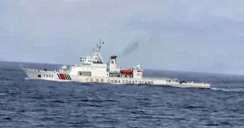 日本とフィリピンが海上境界画定交渉を開始すると発表すると、中国の海警船「岱山」が台湾東側海域を哨戒した。［写真 中国中央テレビ キャプチャー］