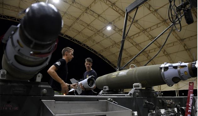 統合直接攻撃弾（JDAM）の装置設置場面 ［EPA＝聯合ニュース］