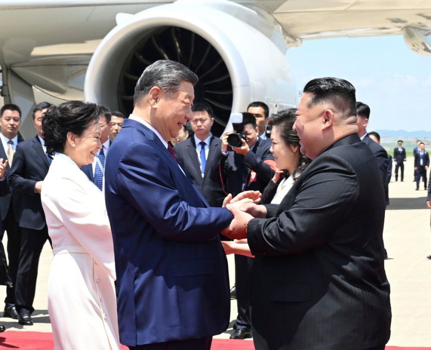 北朝鮮の金正恩（キム・ジョンウン）国務委員長と李雪主（イ・ソルジュ）夫人が8日、平壌順安（ピョンヤン・スナン）国際空港で中国の習近平国家主席夫妻を直接出迎えている。［写真 中国新華網 キャプチャー］