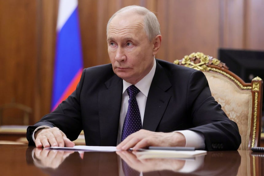ロシアのウラジーミル・プーチン大統領が8日（現地時間）、モスクワのクレムリン（ロシア大統領府）で統一造船会社（USC）のアンドレイ・プチコフ最高経営責任者（CEO）と会談している。AP＝聯合ニュース