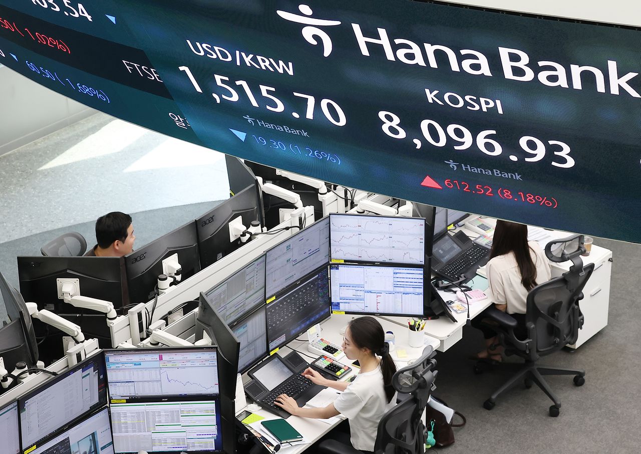 9日、ソウルのハナ銀行本店ディーリングルームのモニターに市況が表示されている。この日のKOSPIは前日より612．52ポイント（8．18％）上がった8096．93で取引を終えた。［写真 聯合ニュース］