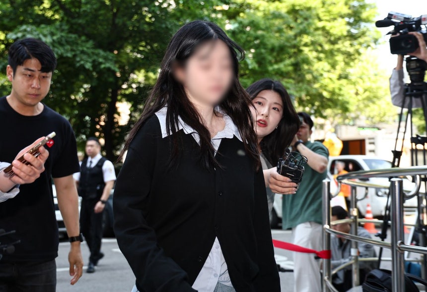 モーテルで赤ちゃんを出産した後、死亡させた疑いが持たれているA被告が5月14日、ソウル市陽川区（ヤンチョング）のソウル南部地裁で開かれた拘束前被疑者尋問（令状実質審査）に出席している。［ニュース1］