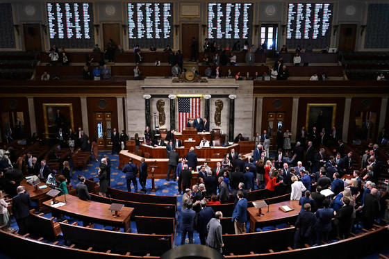 昨年7月3日、米国ワシントンD．C．の連邦下院本会議場で議員が法案採決を行っている。AFP＝聯合ニュース