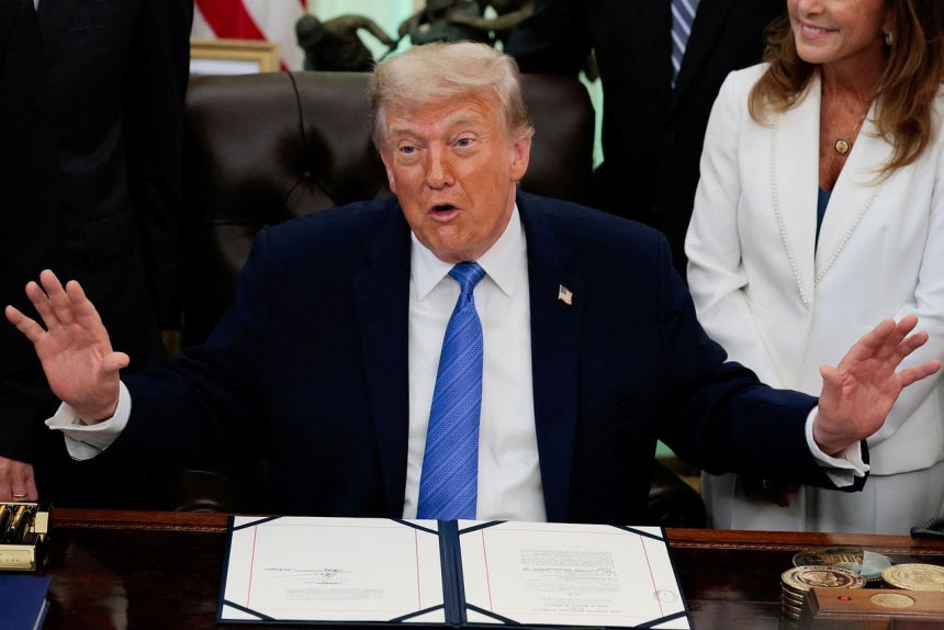 トランプ米大統領が10日、ホワイトハウスで記者らとイラン戦争の状況について話している。［写真 AP＝聯合ニュース］