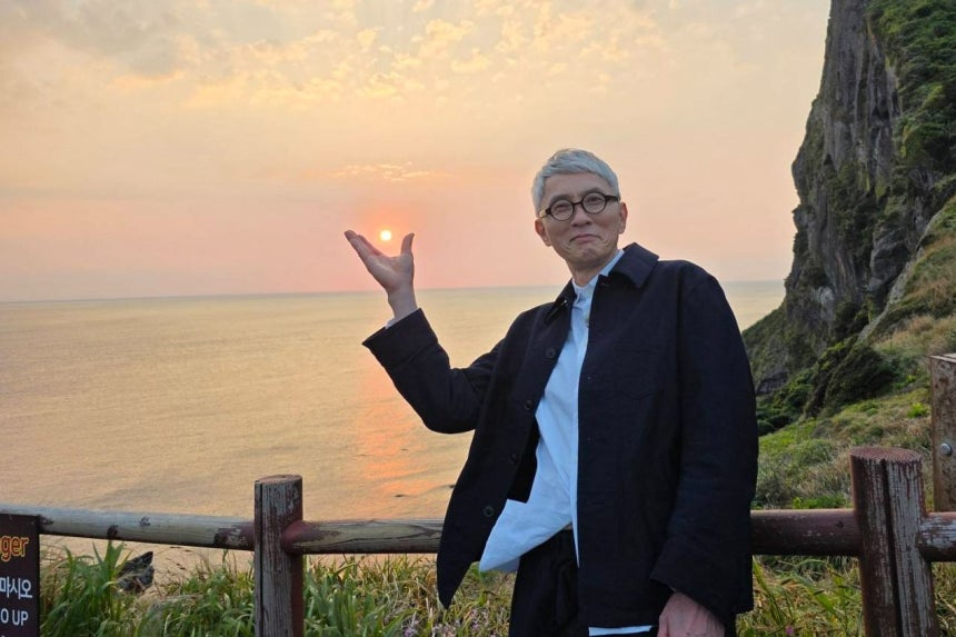 先月1日、済州島（チェジュド）の城山日出峰（ソンサンイルチュルボン）で日の出の写真を撮影する松重豊。［写真 済州島］