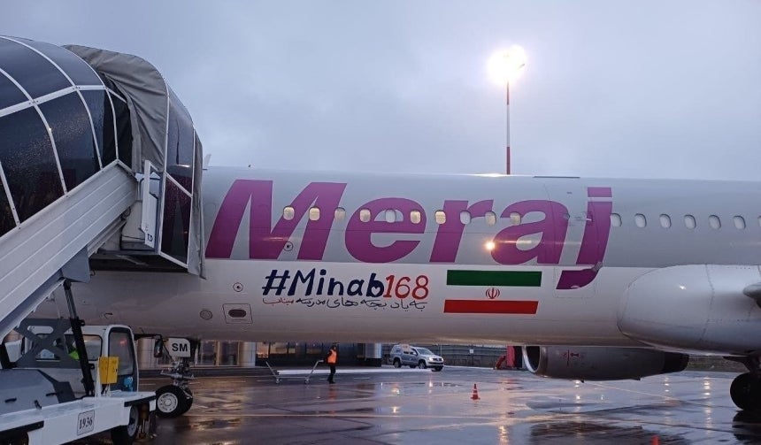 イラン外相が搭乗した特別機に書かれた「Minab168」 ［タスニム通信 キャプチャー］