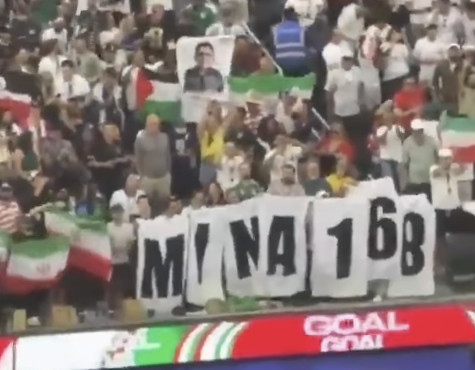   LAのサッカー競技場でイランのファンが「MINAB 168」のプラカードを持つ姿 ［写真 sns］