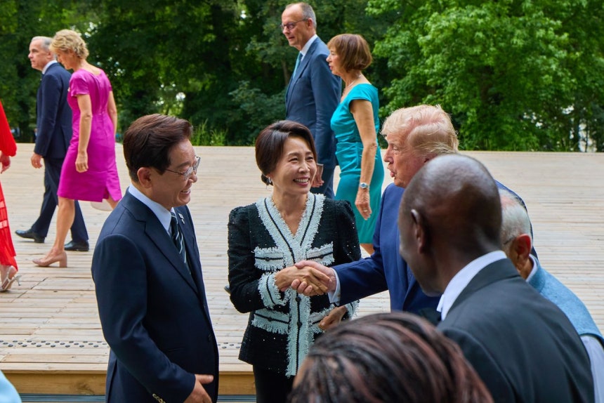 李在明大統領と金恵景夫人が16日にフランスのエビアンで開かれたサミット公式夕食会に先立ちトランプ米大統領と対話している。［写真 ニュース1］