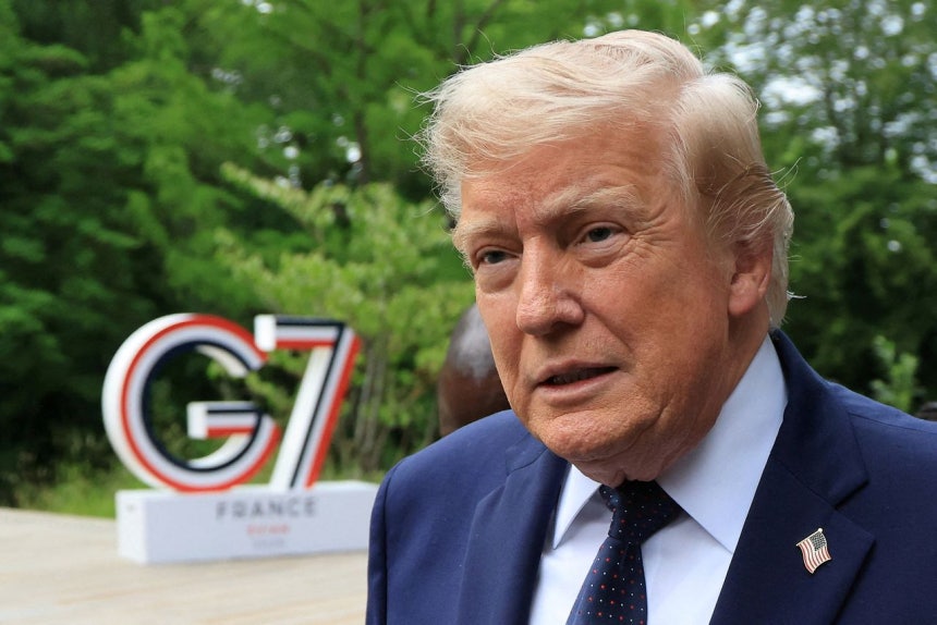 16日、フランスのエビアンで開かれたサミットに出席中のトランプ米大統領が夕食会に先立ち用意された音楽公演の会場に入っている。［写真 ロイター＝聯合ニュース］