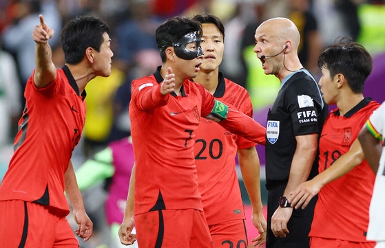 2022年のカタール大会で、ガーナ戦でコーナーキックを与えず試合を終えた審判に抗議する韓国選手。2－3で敗れた。［写真 ロイター＝聯合ニュース］