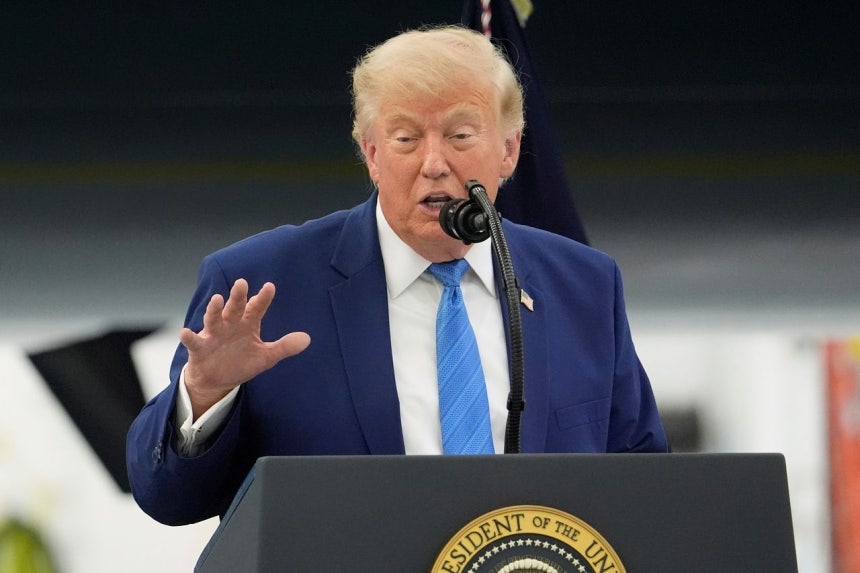 トランプ米国大統領が19日にアンドルーズ合同基地で新たに指定された大統領専用機を視察し演説している。［写真 AP＝聯合ニュース］