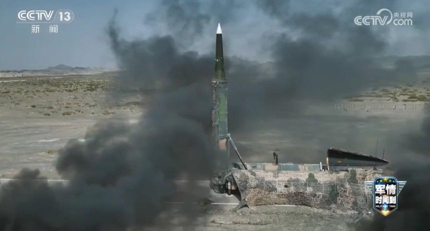 中国ロケット軍創設60周年を迎え、中国中央放送軍事チャンネルが20日、中国西北部のゴビ砂漠で最近実施された極超音速ミサイル東風17発射訓練場面を初めて公開した。 ［CC－TVキャプチャー・ロイター］
