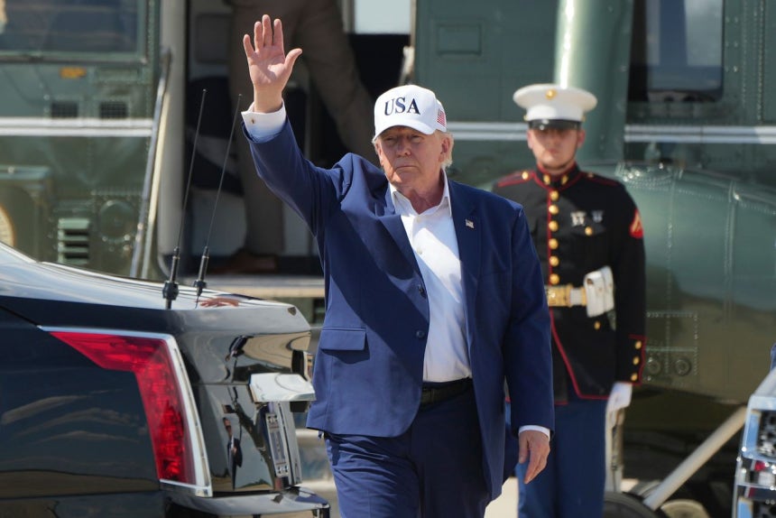 ドナルド・トランプ米大統領が21日（現地時間）、キャンプ・デービッド訪問日程を終え、メリーランド州アンドルーズ統合基地に専用ヘリコプター「マリーンワン」で到着し、手を振っている。AP＝聯合ニュース