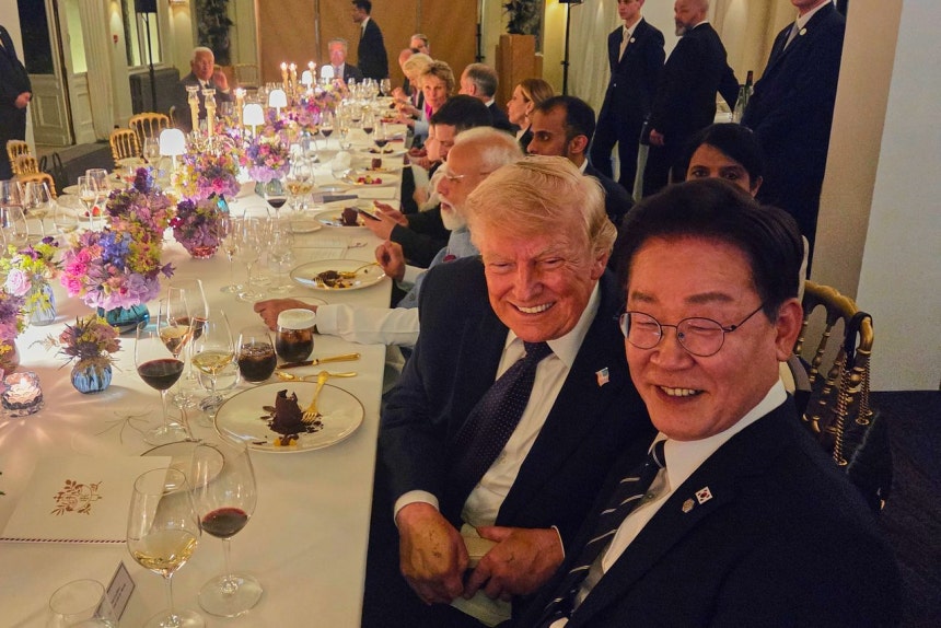 李在明（イ・ジェミョン）大統領が16日（現地時間）、仏エビアンで開かれたG7サミットの夕食会に出席し、トランプ米大統領と記念撮影をしている。 青瓦台写真記者団